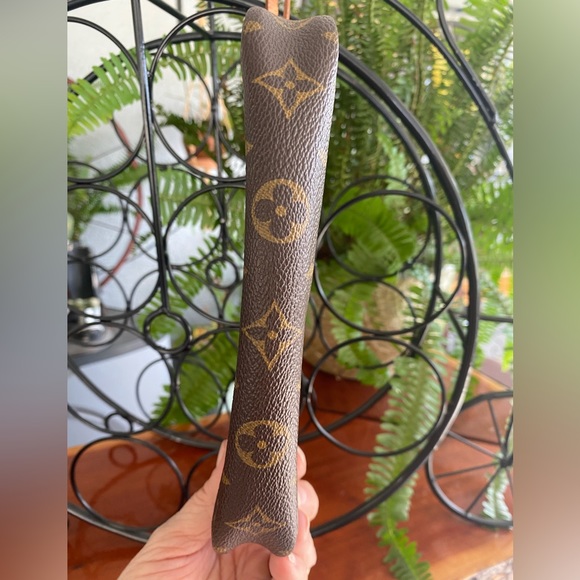 Authentic Louis Vuitton Monogram Pochette - Picture 5 of 9